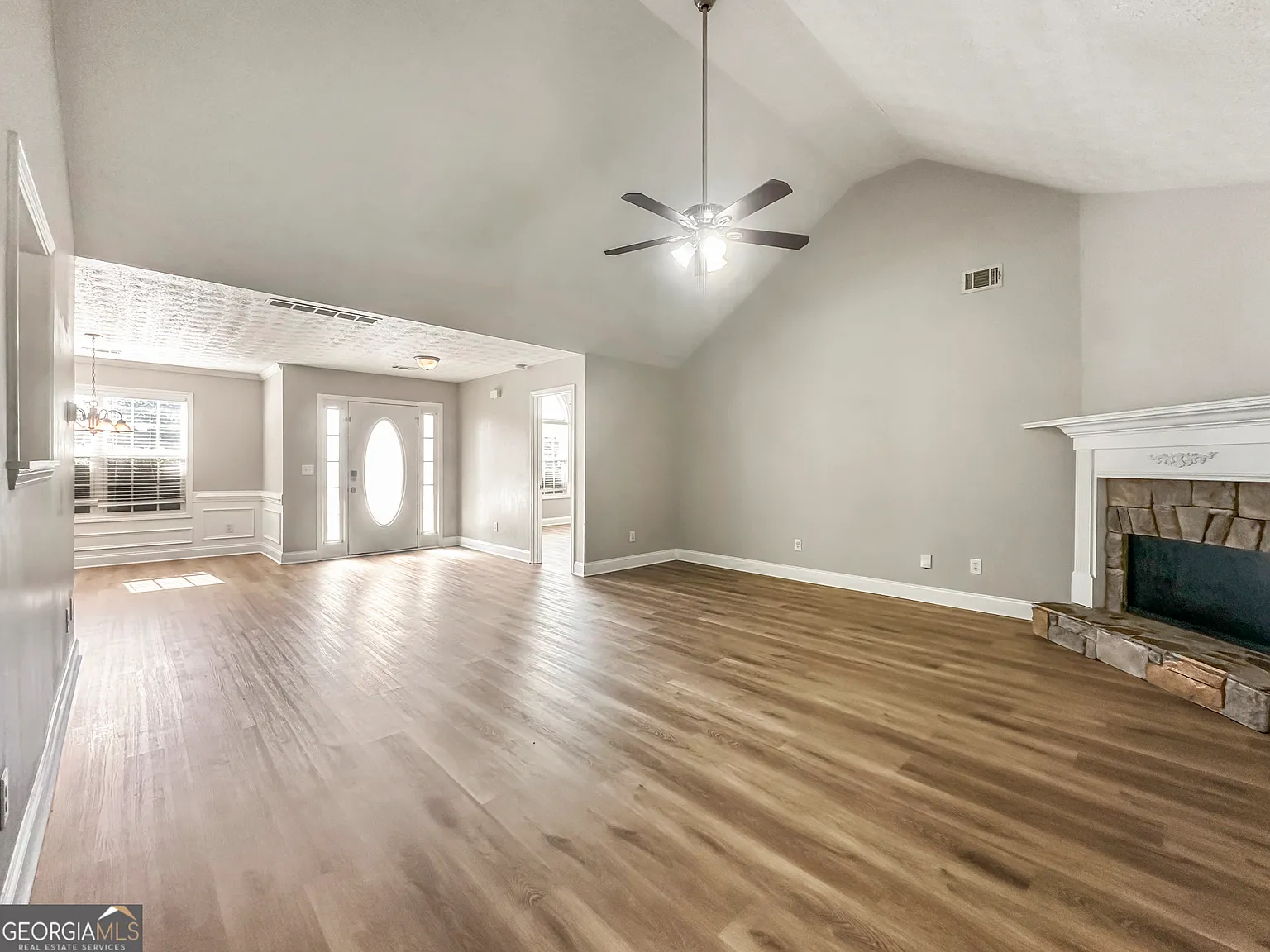 3 bed, 2.0 bath, 3112 sqft, $1,925 — Photo 3
