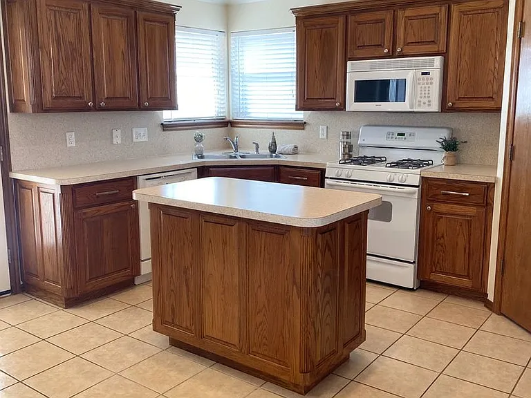629 Loyd Ln — Photo 11