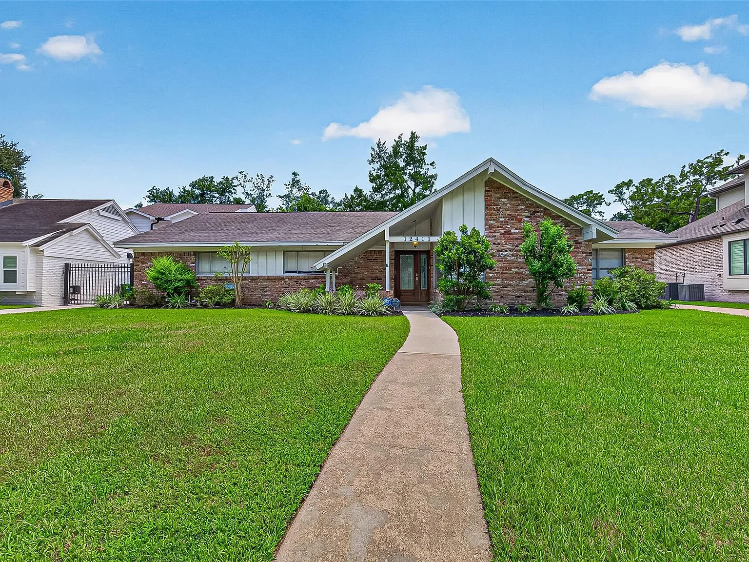 4 bed, 2.5 bath, 2800 sqft, $5,700 — Photo 1