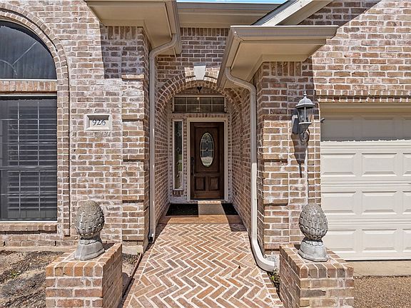 2nd image of 926 Grand Oaks Cir