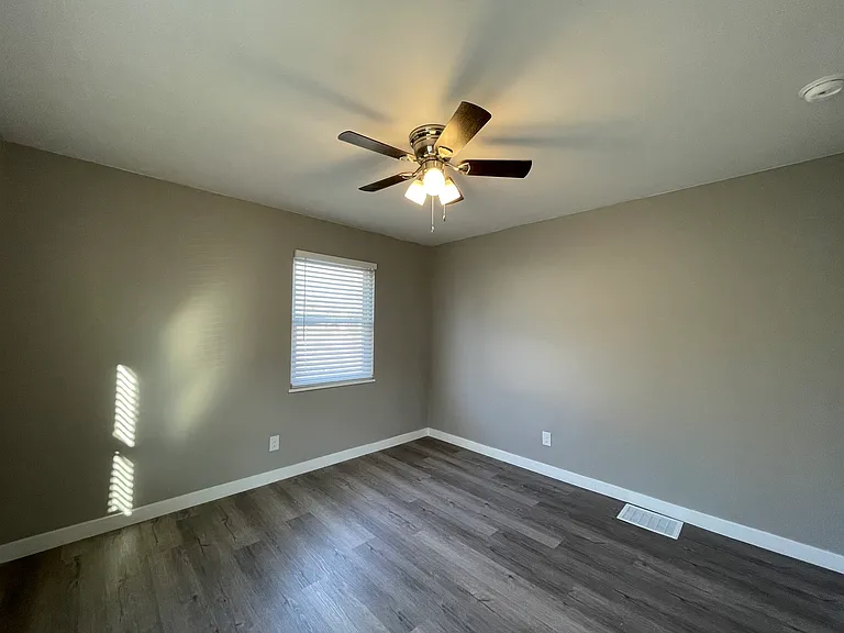 891 S Harris Ave — Photo 15