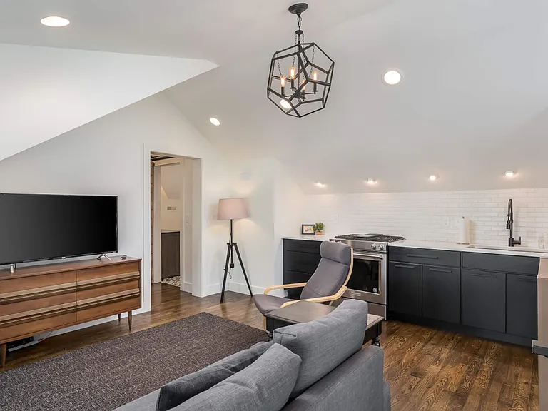 1096 Beacon Aly — Photo 2