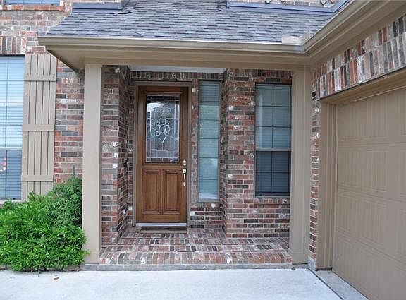   Covered front porch, beautiful brick and accent colors, what curb appeal!
