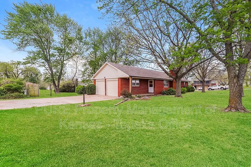 3 bed, 1.5 bath, 1910 sqft, $2,095 — Photo 2