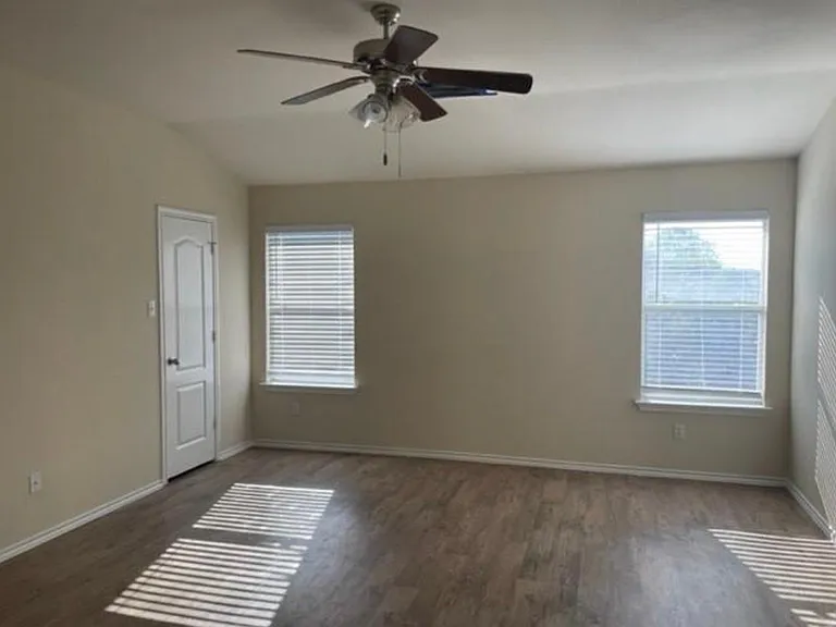 2105 Fall Creek Dr — Photo 4