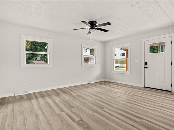 4th image of 416 Oaklawn Cir