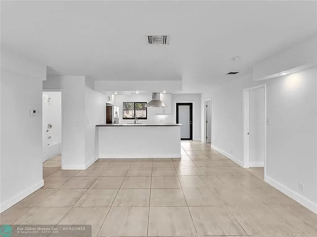 216 NW 25th St — Photo 3