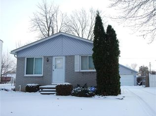 29040 Harding St, Roseville, MI 48066