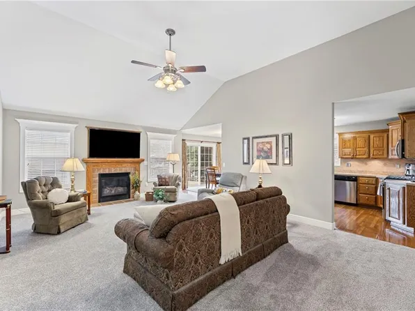 15423 Juniper Ln, Basehor, KS 66007