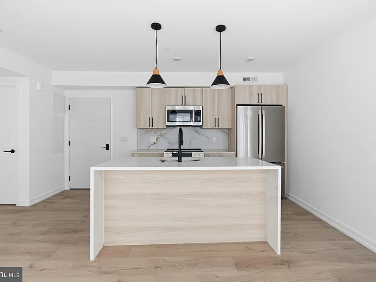 209 New St #4F — Photo 6