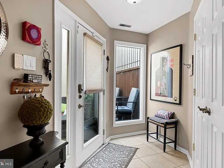 1410 Chanticleer — Photo 2