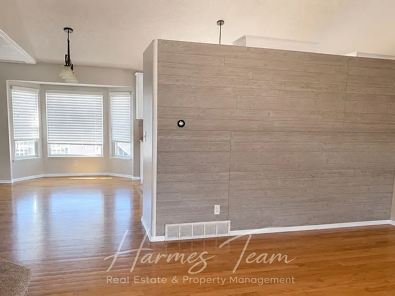 5960 Grapevine Dr — Photo 2