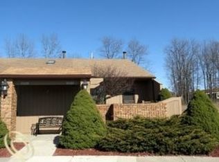 25142 Jefferson Ct, South Lyon, MI 48178