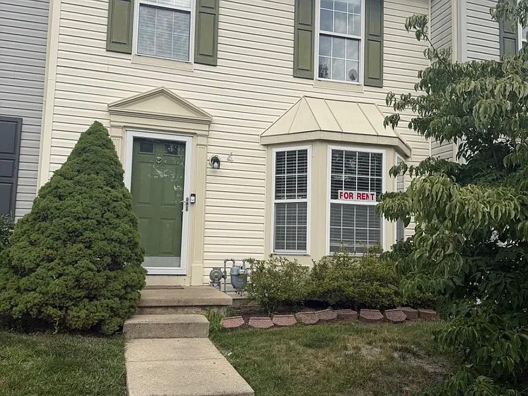 4 Coachlight Dr #4 — Photo 1