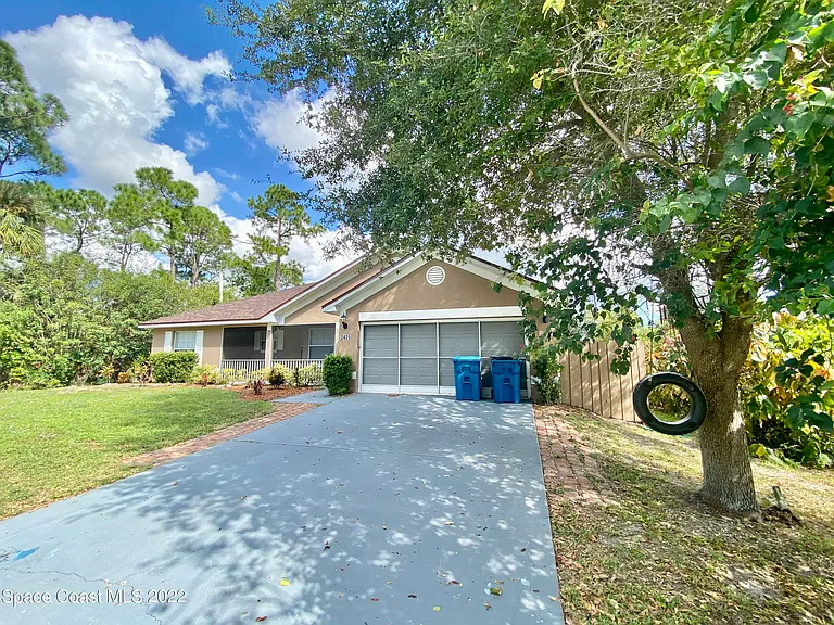 2435 Palisades Dr SE — Photo 2