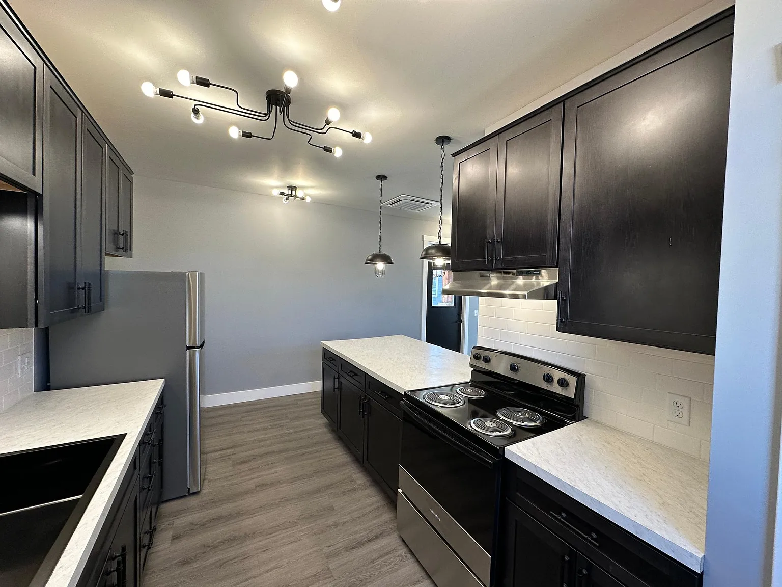 3 bed, 1100 sqft, $1,700 — Photo 3