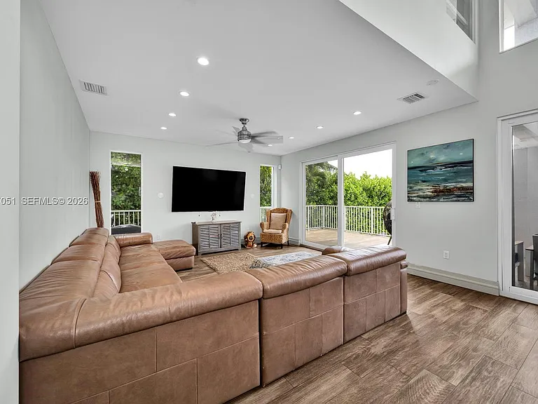 1076 NE Little River Dr — Photo 10