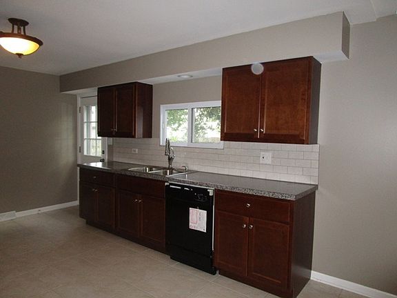 5th image of 30 Glenwood Dr