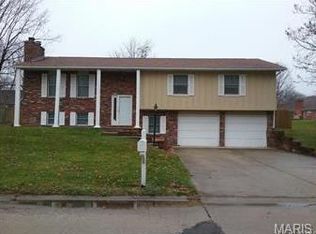 221 Woodridge Dr, Swansea, IL
