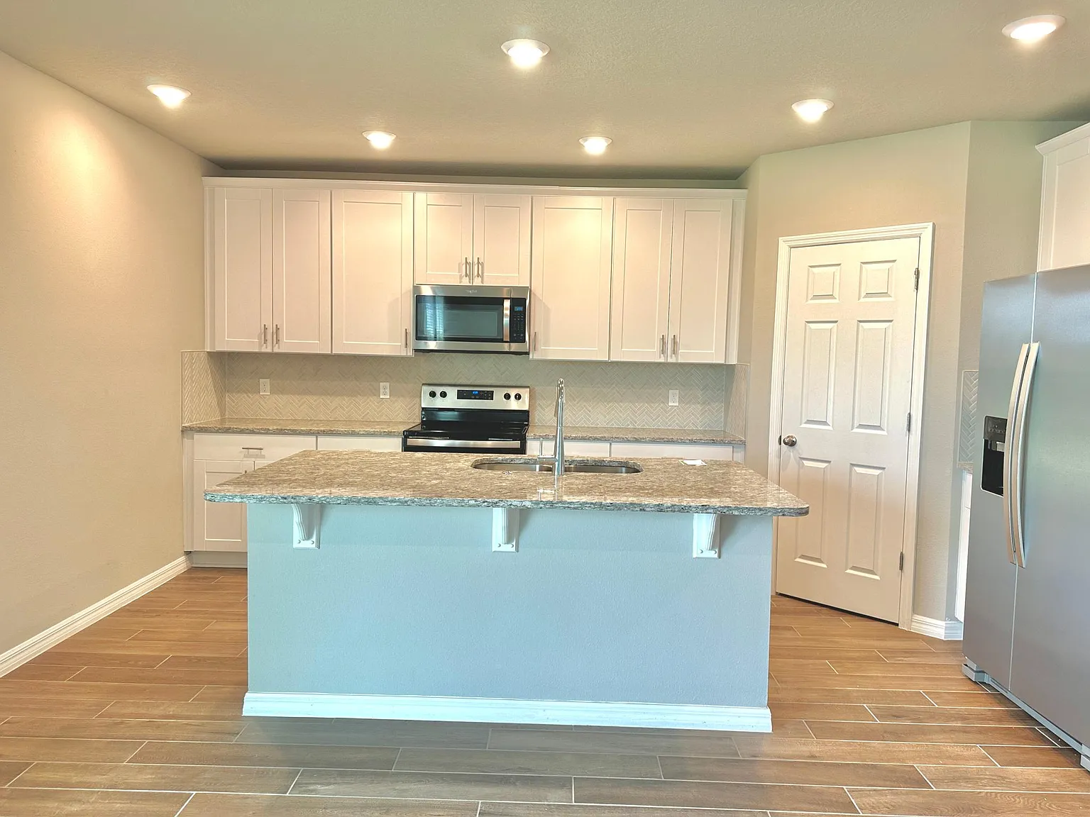 4 bed, 2.5 bath, 2328 sqft, $2,400 — Photo 3