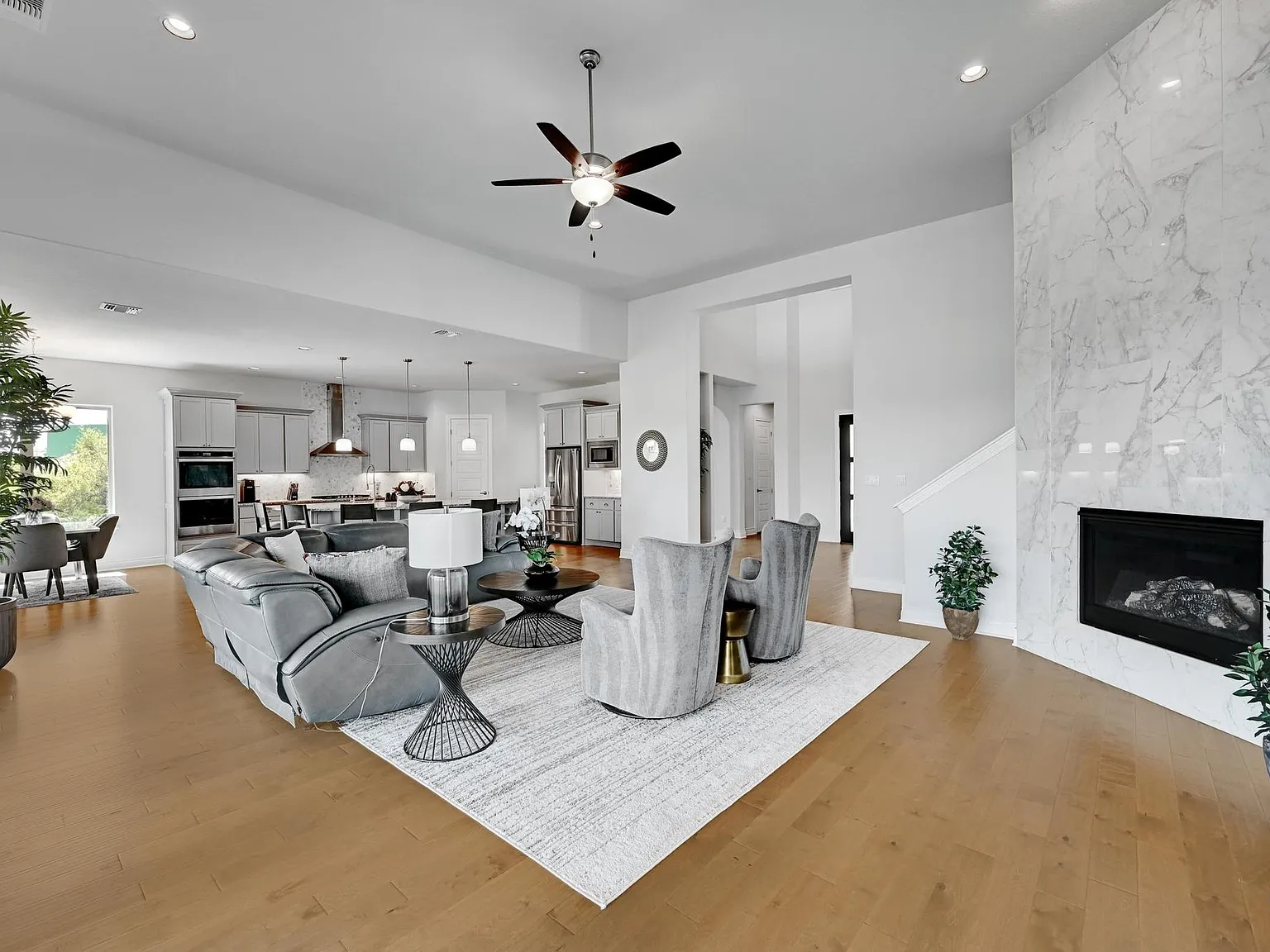 4 bed, 4.0 bath, 4704 sqft, $5,900 — Photo 4