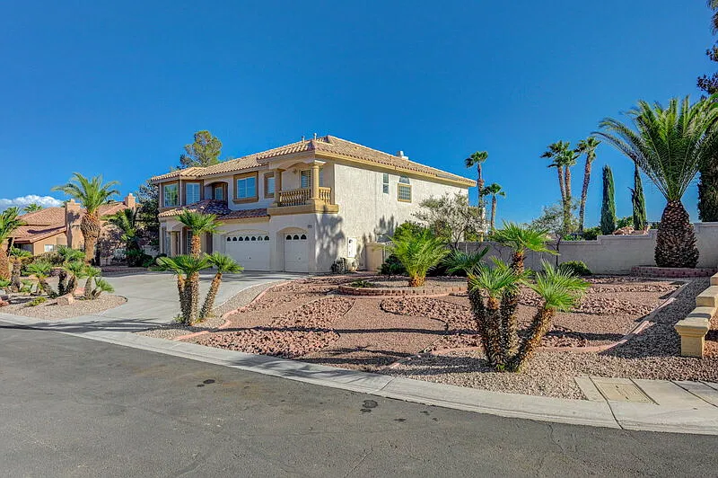 5 bed, 3.0 bath, 4964 sqft, $5,900 — Photo 2