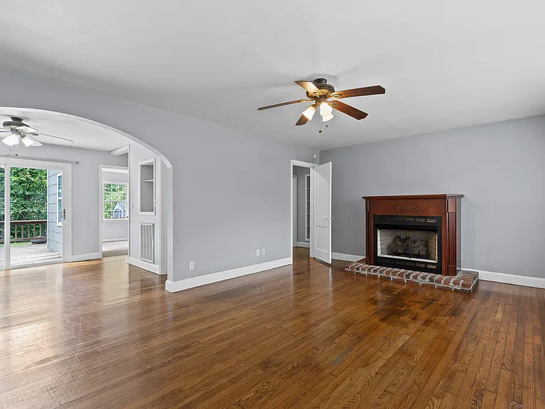 949 Signal Rd — Photo 7
