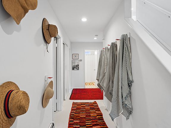 4th image of 39 Seaside Ave