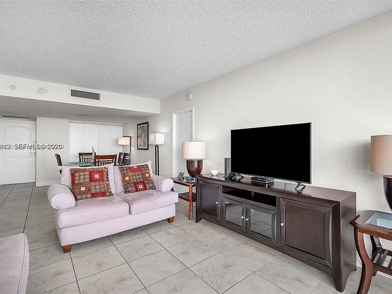 3625 N Country Club Dr #Penthouse 2 — Photo 3