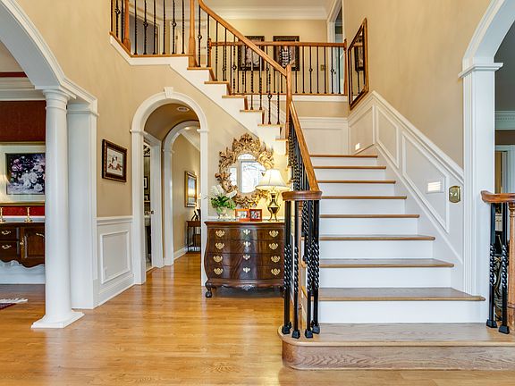 DRAMATIC 2 STORY FOYER