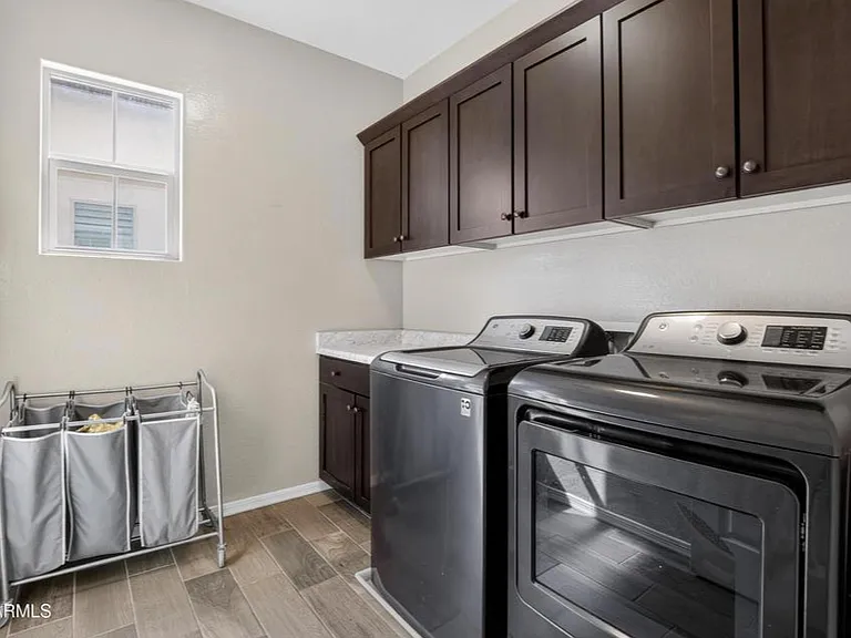 2419 W Gloria Ln — Photo 31