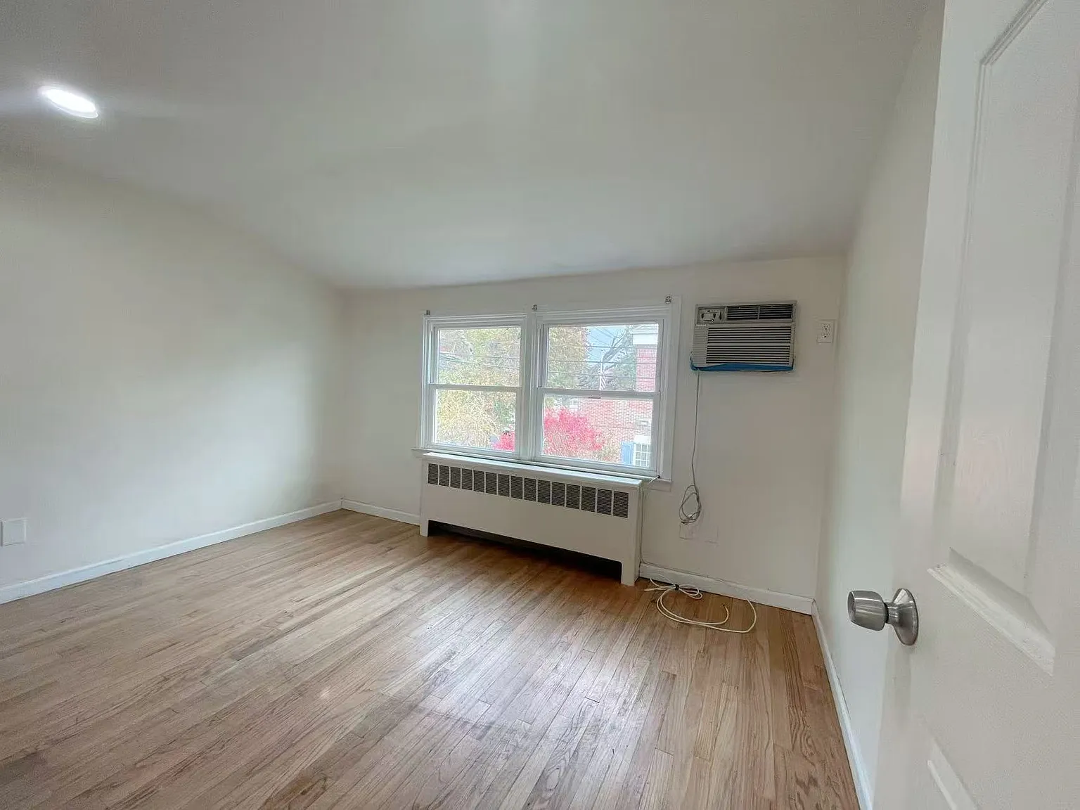 4 bed, 2200 sqft, $4,500 — Photo 2