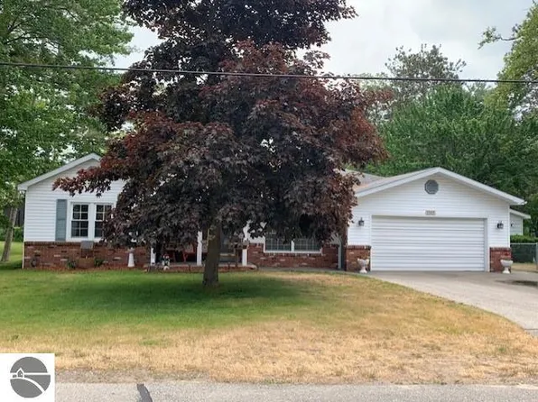 1157 Bay Dr, Tawas City, MI 48763