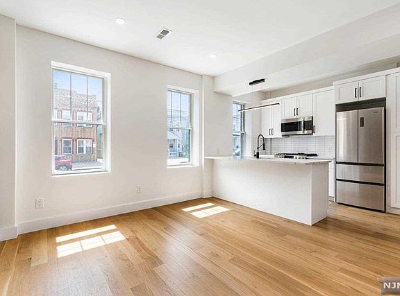 4th image of 27 Corbin Ave #1R