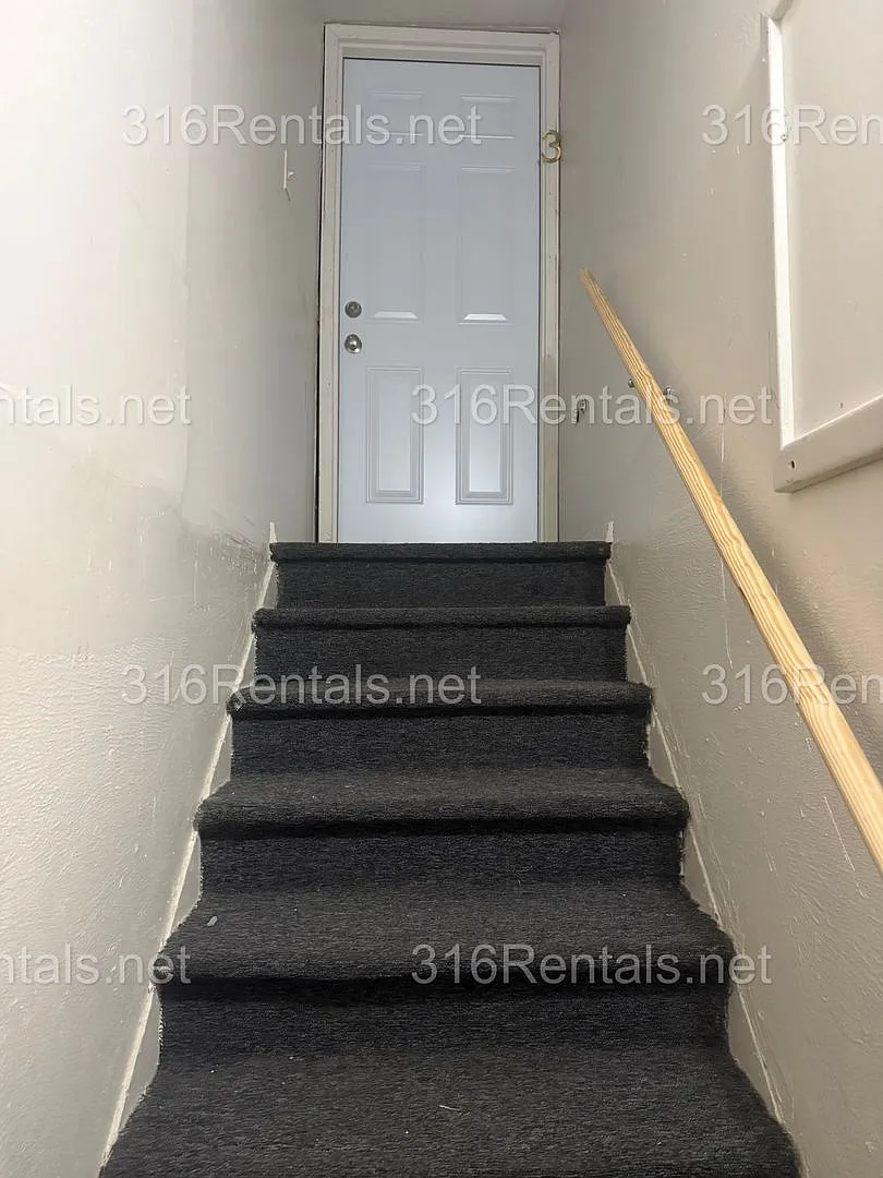 $550 - Upstairs Studio Apartment — Photo 2