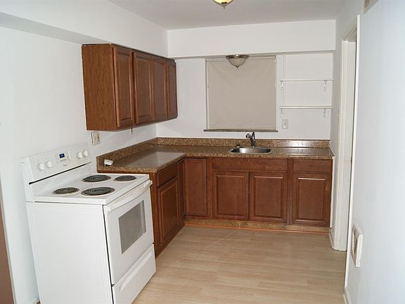 3rd image of 966 Helen St