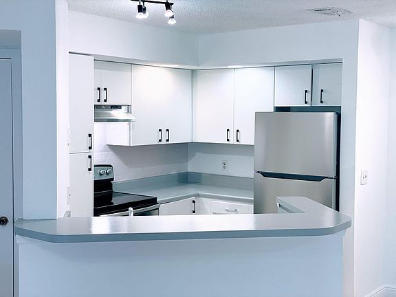 5th image of 3330 Pinewalk Dr N APT 1616