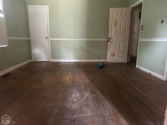 4th image of 1101 N Broadway St