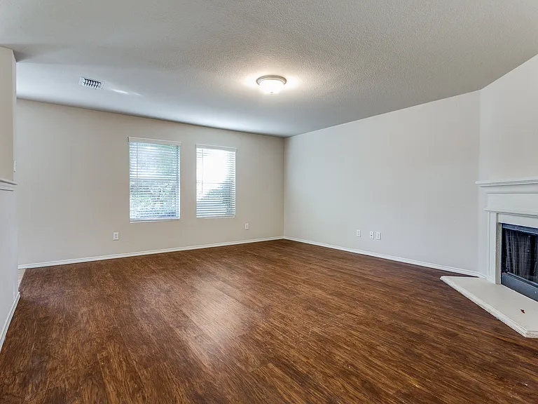 1145 Maplewood Ln — Photo 4