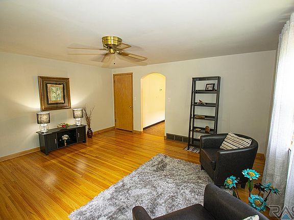 5th image of 915 N Spring Ave