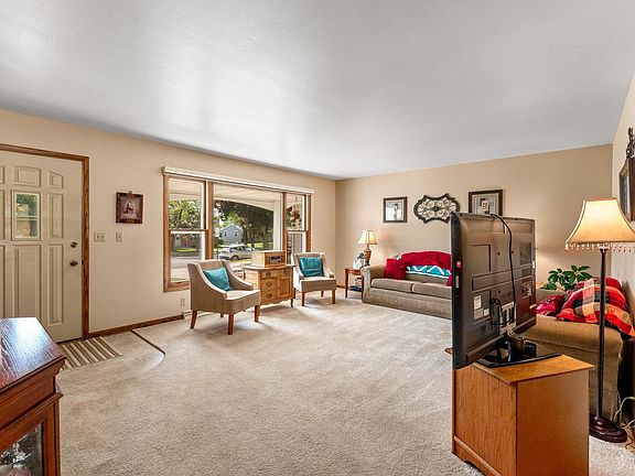 4th image of 924 N 18th AVENUE