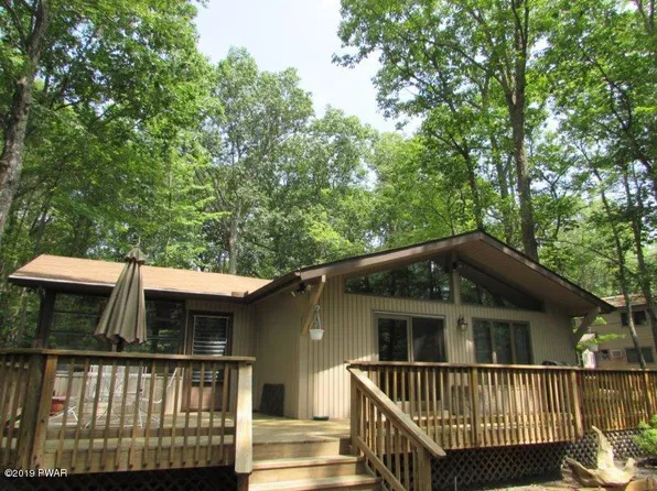 102 Roosevelt Dr, Dingmans Ferry, PA 18328