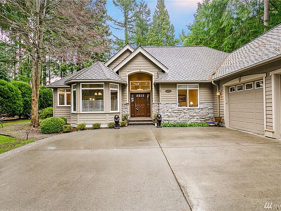 COME SEE THIS WONDERFUL ONE LEVEL HOME !