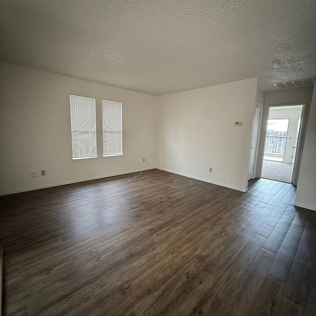 Building Photo - 518 E Granger Ave