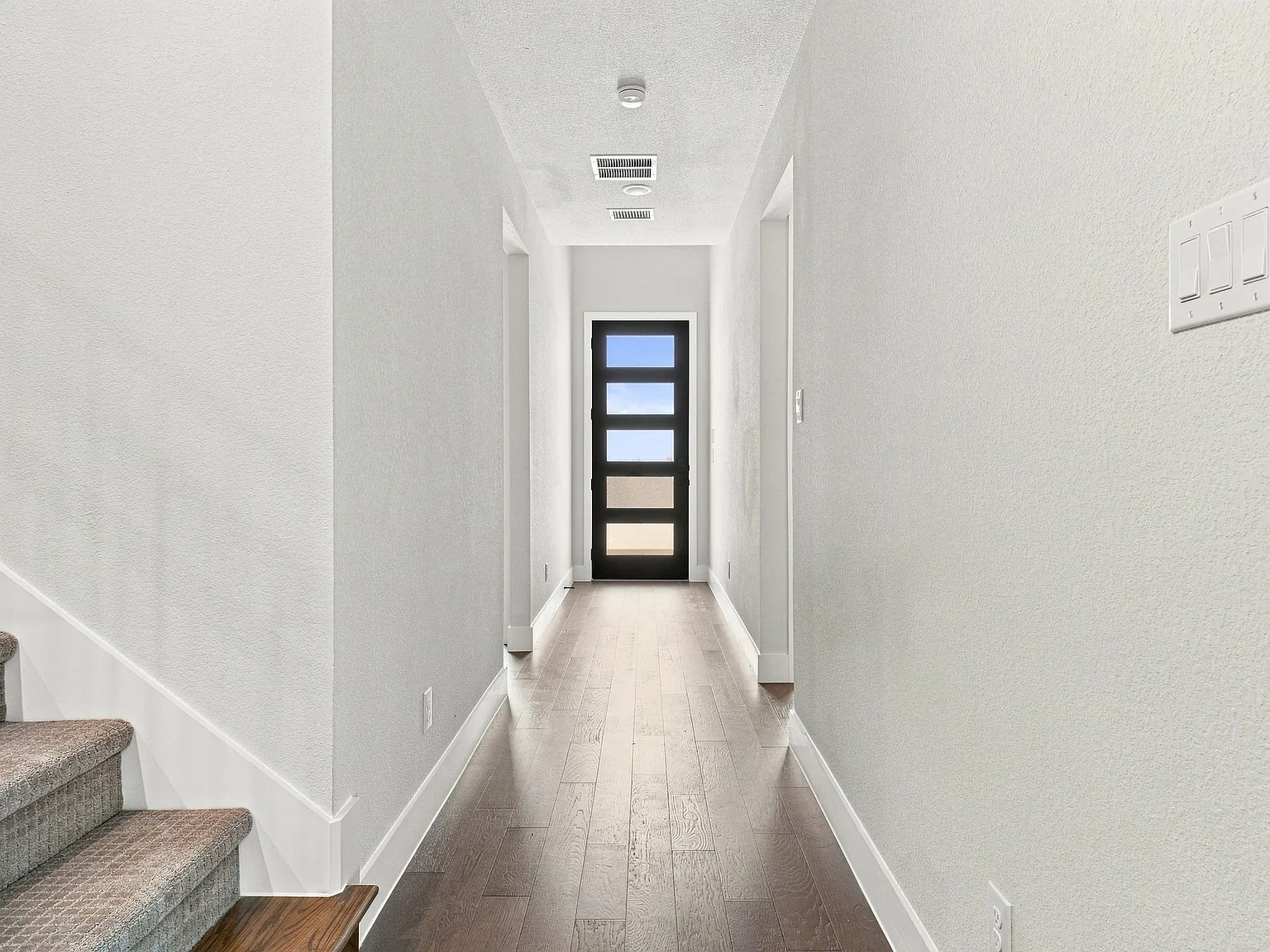 5 bed, 2700 sqft, $3,850 — Photo 4