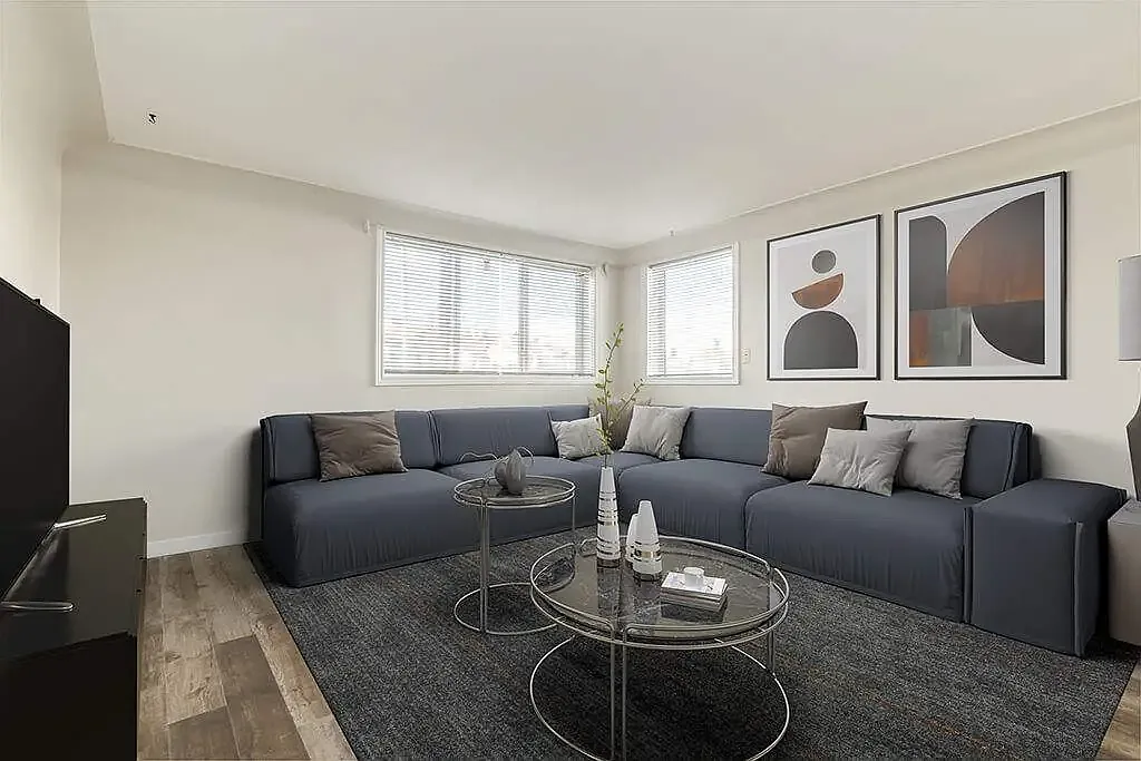 Brittany Apartments — Photo 2