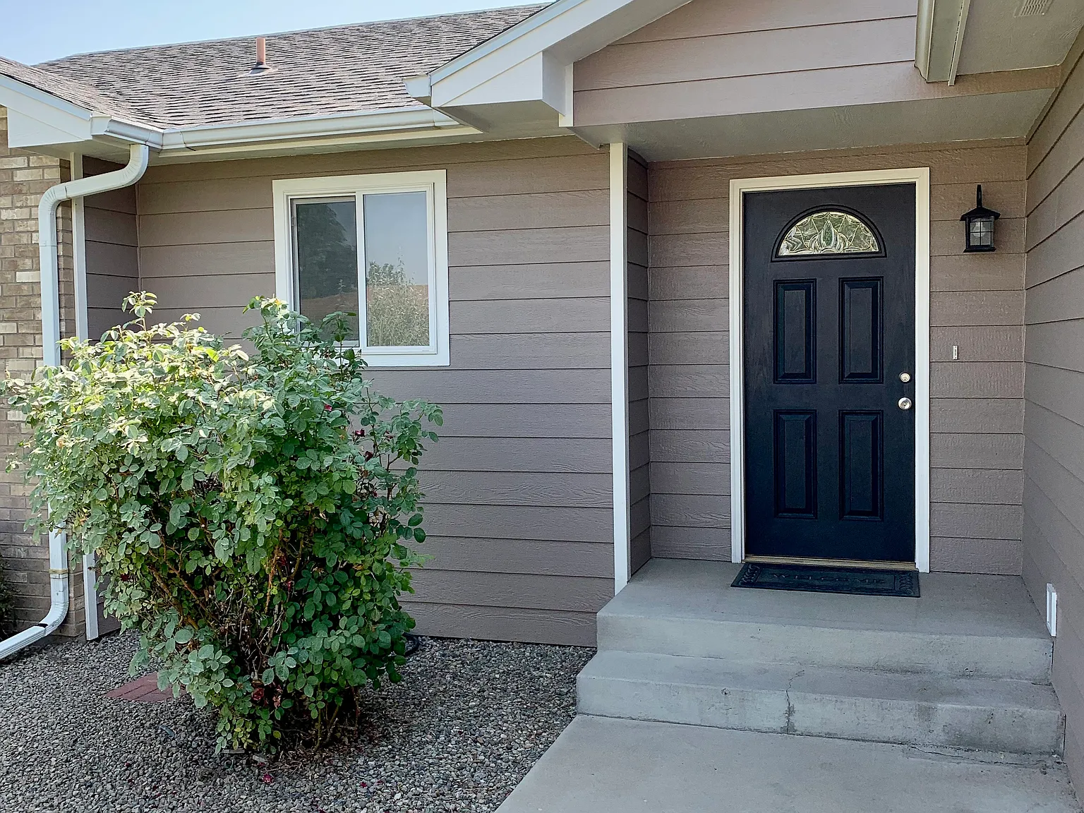 438 Breeze Dr — Photo 2