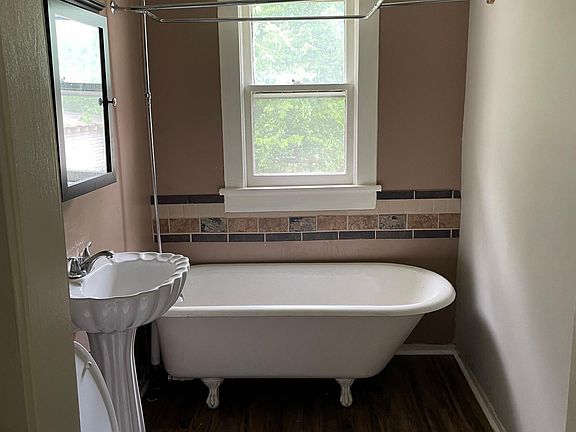 5th image of 107 Stanley Ave