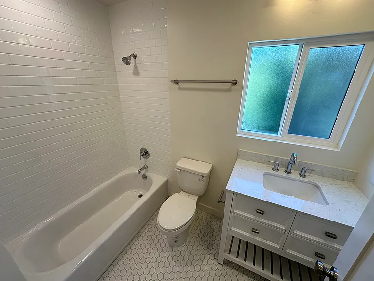 111 N La Cumbre Rd #15 — Photo 3