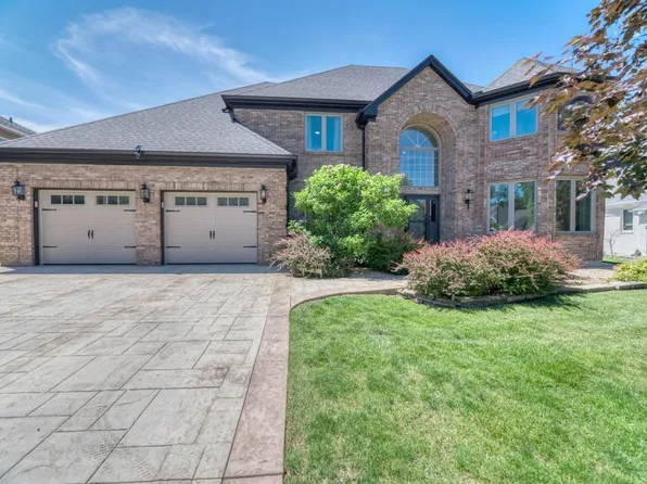 10 Founders Pointe N, Bloomingdale, IL 60108